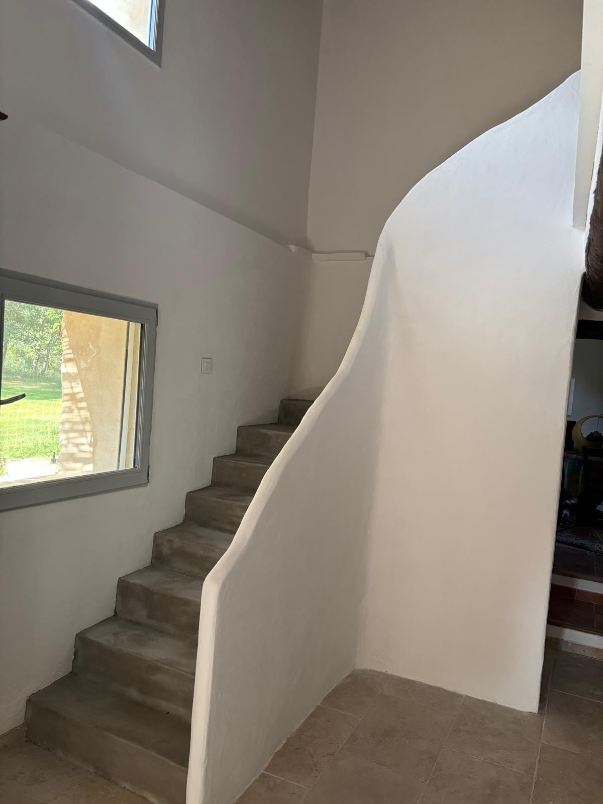 Escalier intérieur en béton ciré, finition courbe