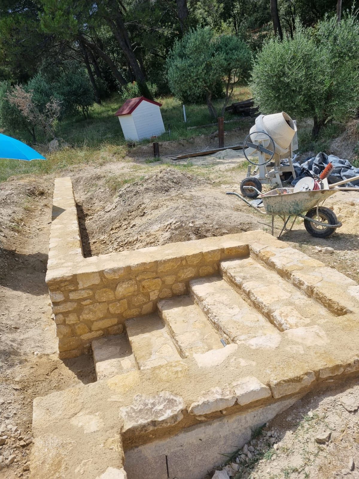 Escalier extérieur en pierre naturelle en cours de construction
