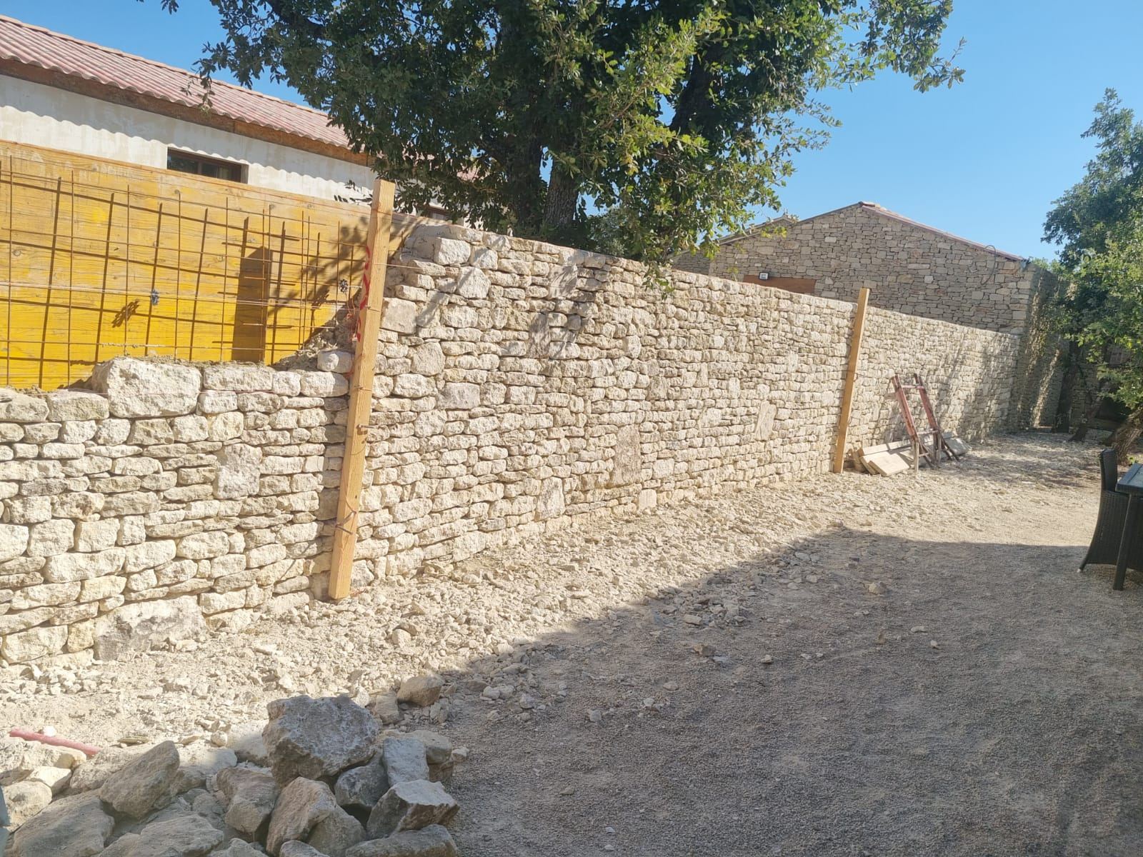 Long mur en pierre sèche