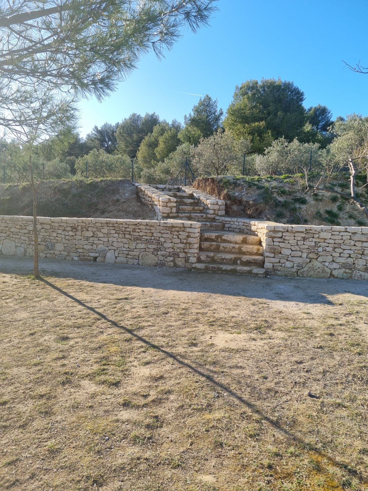 Muret en pierre avec escalier intégré, terminé
