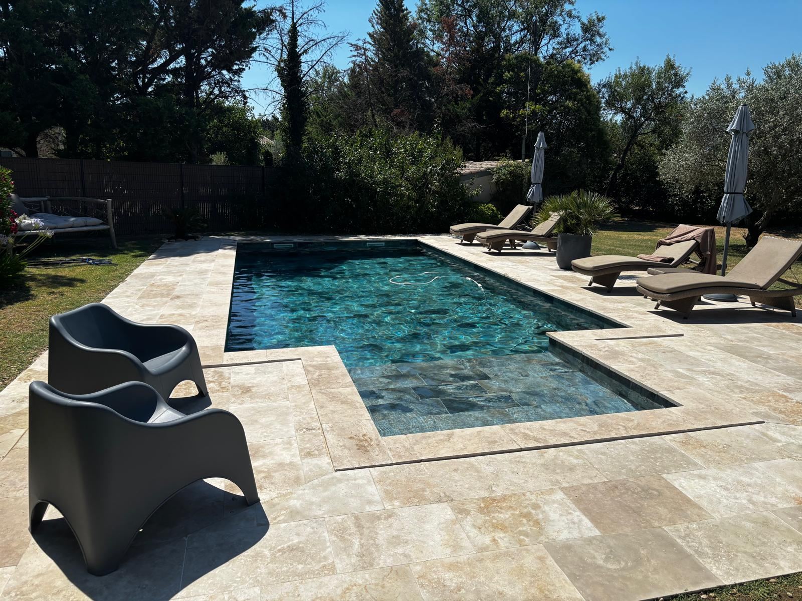 Piscine avec spa intégré et margelles en travertin